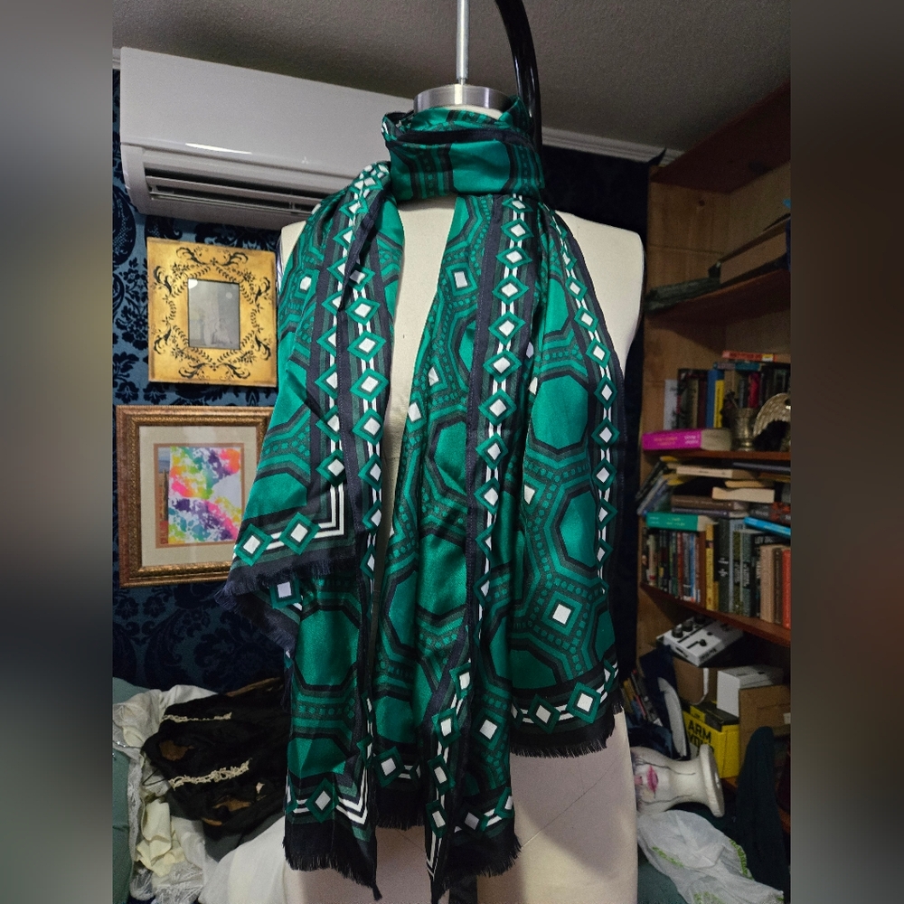 Green Geometric Patterned Scarf - image 1